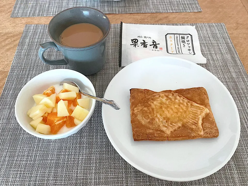 クロワッサン鯛焼きとヨーグルトと紅茶|Sakikoさん