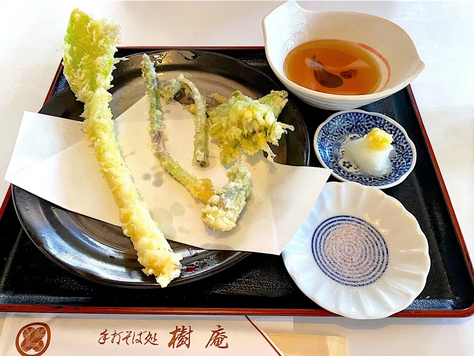 お蕎麦屋さんで春の山菜天ぷら盛り合わせを食べました🌱|Seikoさん