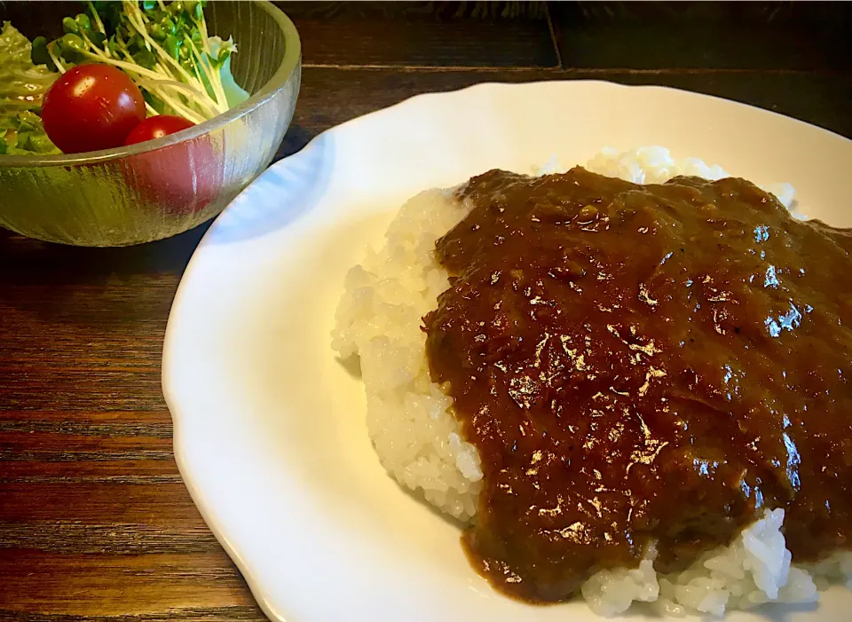 今日のランチは                                  ＂カレー & ミニサラダ＂|mottomoさん