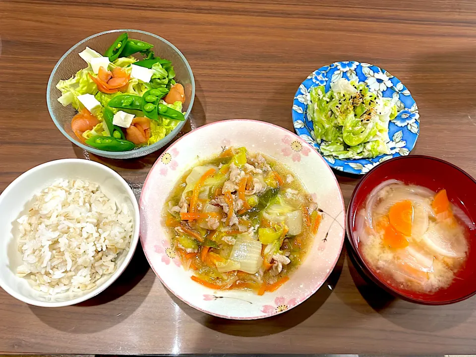 Snapdishの料理写真:白菜と豚肉のあんかけ　根菜味噌汁　キャベツと長ネギのツナマヨ和え　スモークサーモンとクリチのサラダ|おさむん17さん