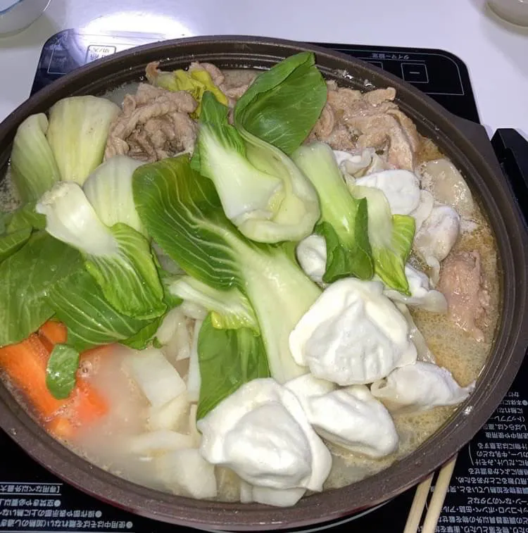 Snapdishの料理写真:ちゃんぽん風鍋からの煮込みラーメン。豚こま、鶏もも、青梗菜、人参、大根、水餃子。煮込みラーメン用ラーメン2袋サリ麺2袋。最後は、母と長男以外は白米。|Saharaさん