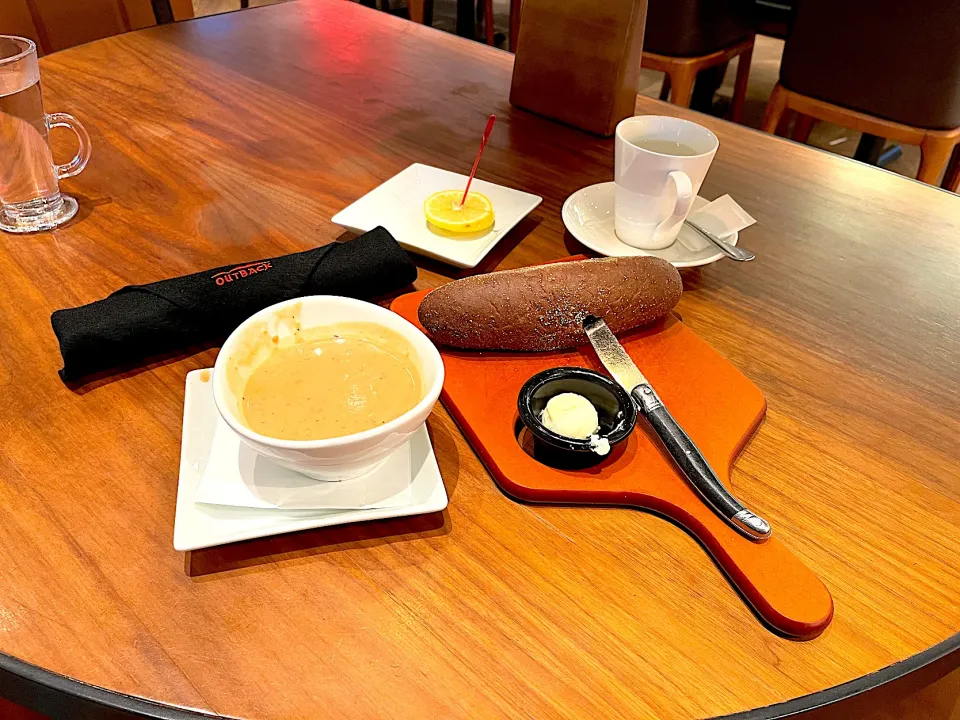 Snapdishの料理写真:Bushman bread, carrot soup and lemon water|skyblueさん