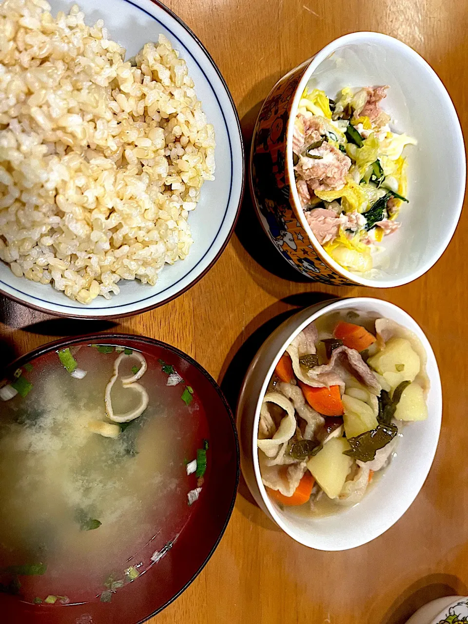 YouTube山田五郎チャンネルを観ながら #夕飯　あきたこまち玄米ご飯、ゆうげ、肉じゃが、ツナ白菜春菊昆布マヨ和え。　あっ、デザートにはシュークリーム半分とカスタードプリン半分|ms903さん