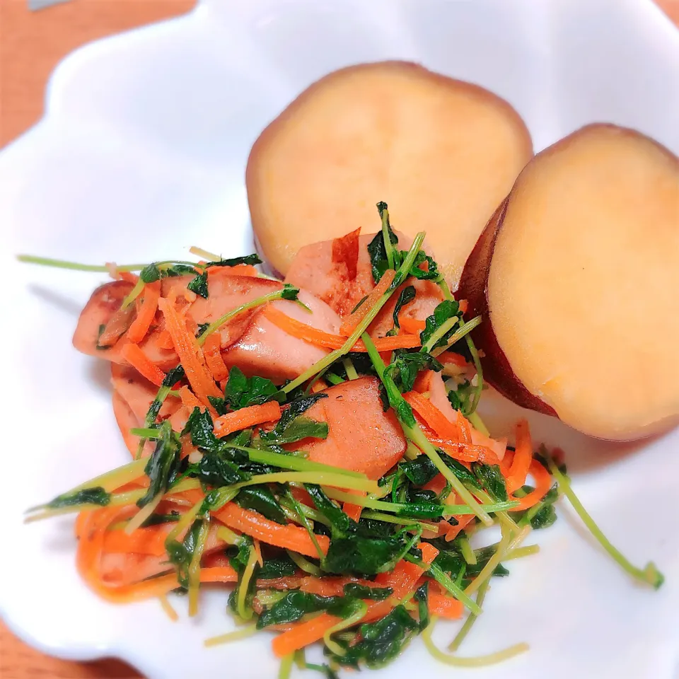 ゼロミートソーセージで☆.｡.:*・豆苗とソーセージのにんにく塩コショウ炒め🍻|ぁゃ🍃さん