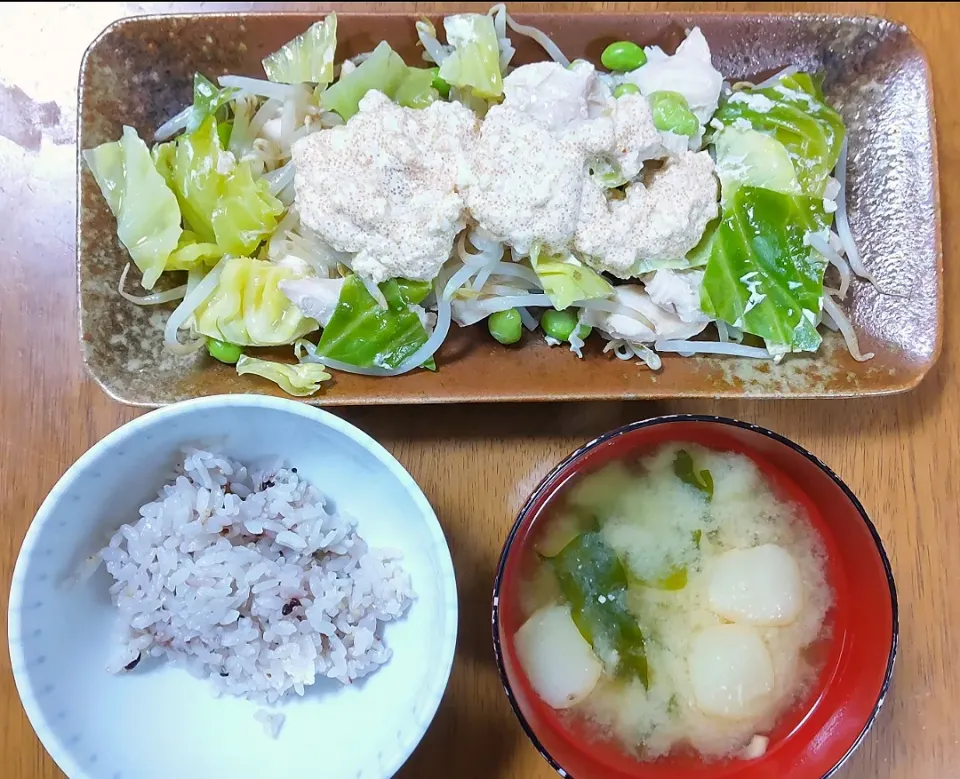 Snapdishの料理写真:2022 0207　ササミとたっぷり野菜のレンジ蒸し　お麩とわかめのお味噌汁|いもこ。さん