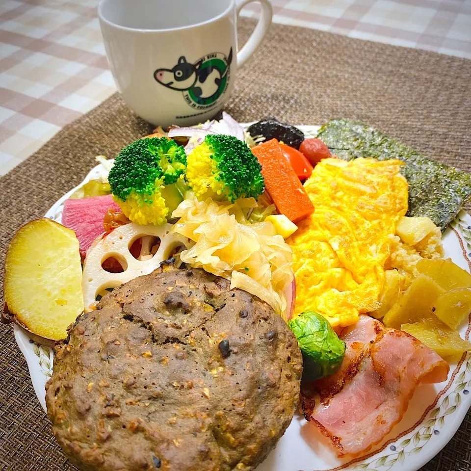 Snapdishの料理写真:今日の朝ごはん★レンジで作った黒豆と胡麻とカボチャと黒糖の蒸しパン|riko30294さん