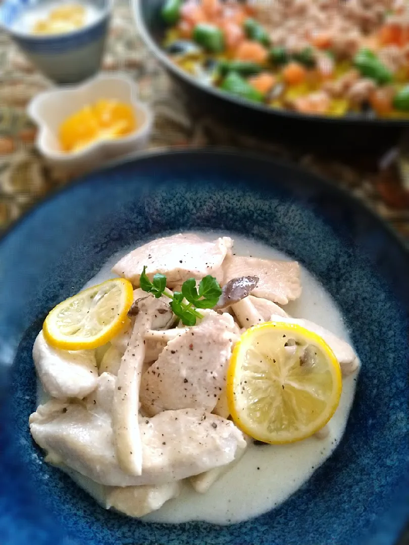 Snapdishの料理写真:鶏むね肉のレモンクリーム煮🍋|まめころさん