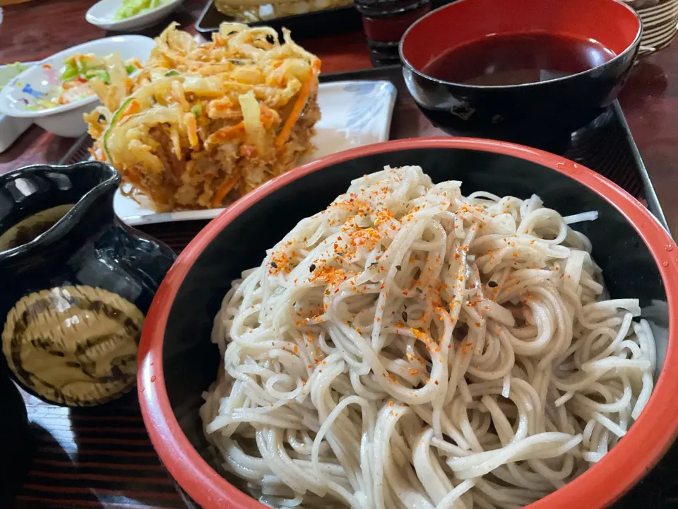 Snapdishの料理写真:大きなかき揚げ蕎麦|Takeshi  Nagakiさん