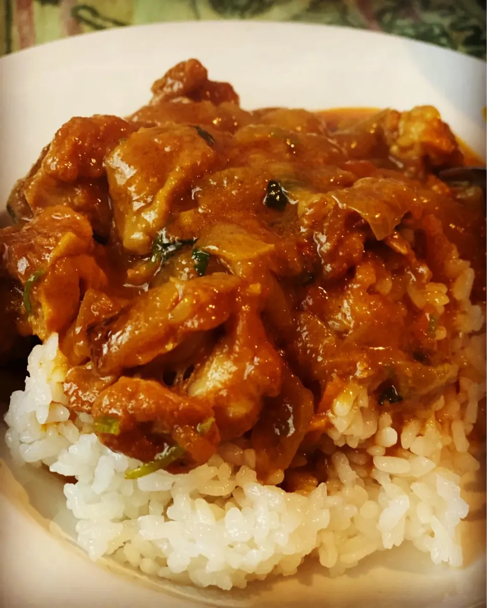 Hot & Spicy Week 
Chicken Curry cooked in Coconut Milk with fresh Coriander & Steamed Rice 
#coconutcurry 
#chickencurry 
#homecooking 
#homemade 
#chefemanuel |Emanuel Hayashiさん