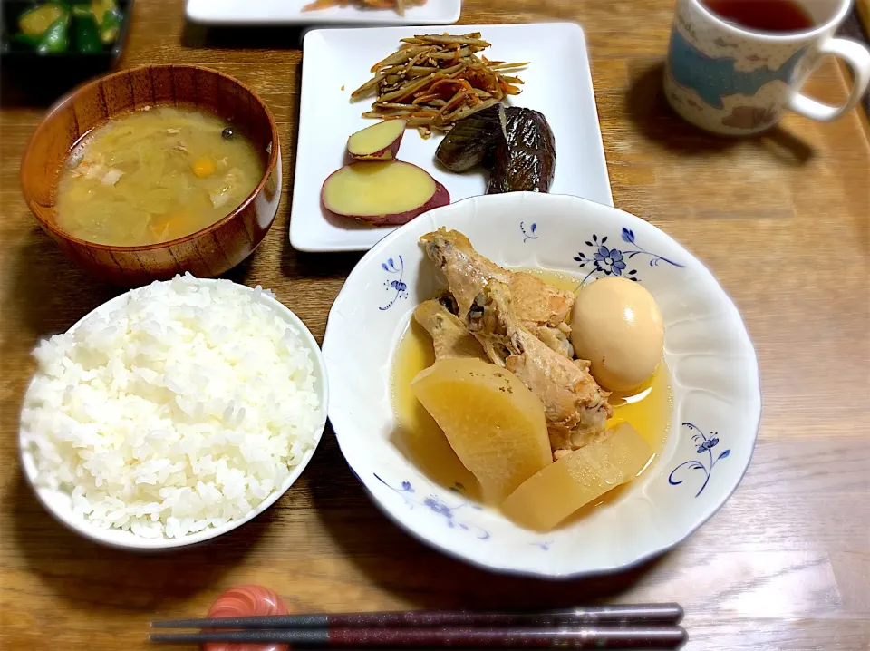 鶏大根・茄子の煮浸し・きんぴら牛蒡・さつま芋のレモン煮・豚汁・ご飯|ちびろ菌さん