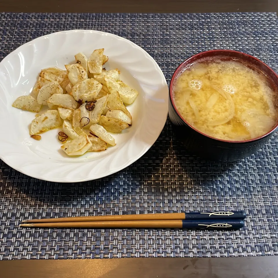 Snapdishの料理写真:蕪のソテー・じゃがいもと玉ねぎの味噌汁|a-parkさん