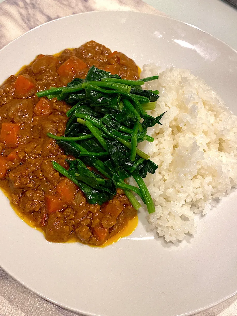 ほうれん草トッピングが絶品のキーマカレー|okazuさん