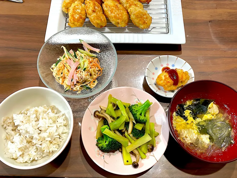 豆腐でカサ増しチキンナゲット　ブロッコリーとしめじのオイスター炒め　卵とわかめの春雨スープ　切り干し大根のフレンチサラダ|おさむん17さん