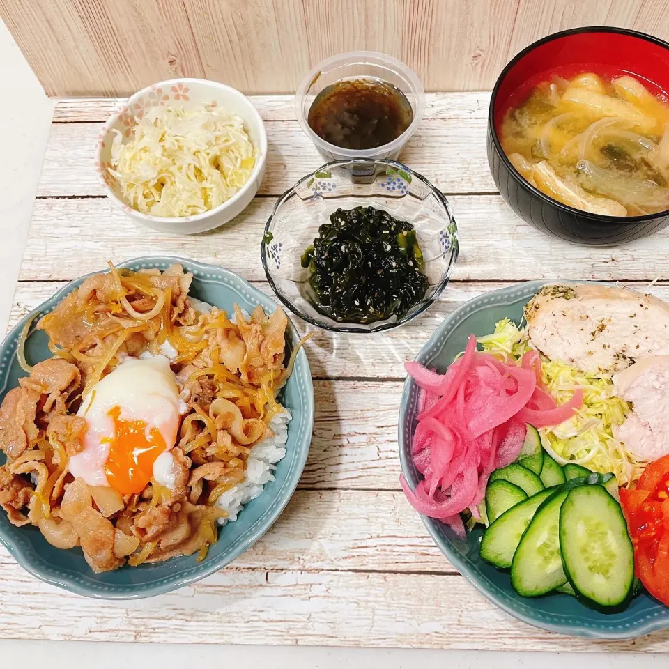 豚肉ともやしの味噌甘辛どんぶりと採れたてわかめの酢の物|chou  chouさん