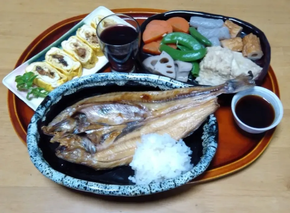 2022.2.10

ホッケ焼き 辛味大根 鬼おろし添え
うまき卵焼
揚げと根菜等の煮物 
ホウレン草お浸し|tamikichiさん