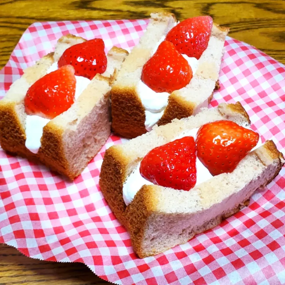 いちごシフォンケーキ
🍓生クリームといちごをサンド🍓|CHIEMIさん