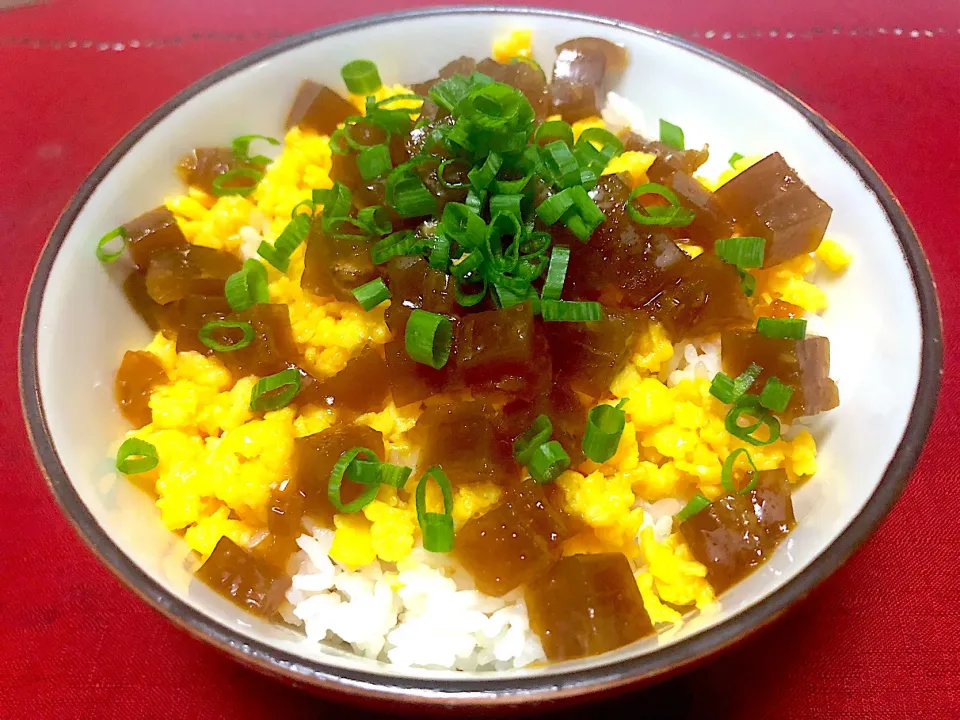 Snapdishの料理写真:鶏肉の煮凝りと卵そぼろのふりかけご飯|イシュタール石井さん