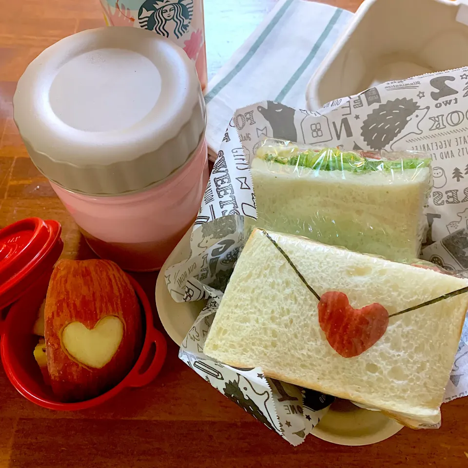 Snapdishの料理写真:煮込みハンバーグとサンドイッチ🥪|てんさん