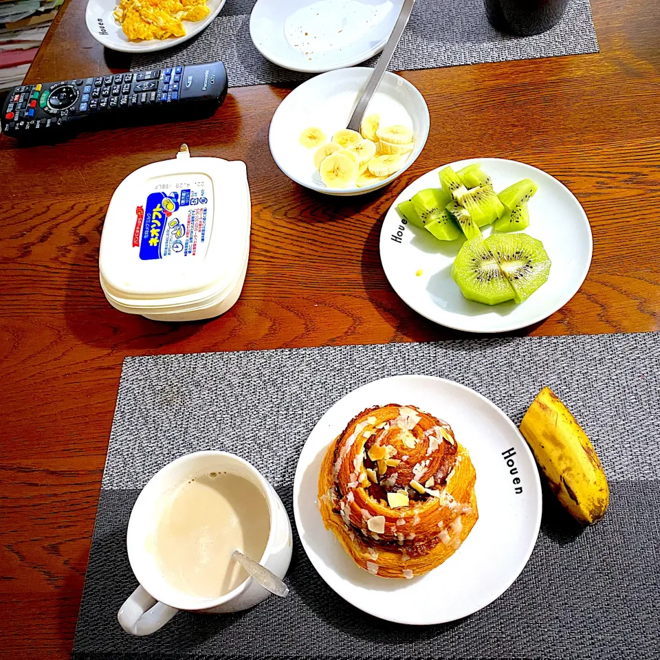 2月  12日　朝ごはん　マナの渦巻きパン、カフェオレ、キウイ、バナナ|yakinasuさん