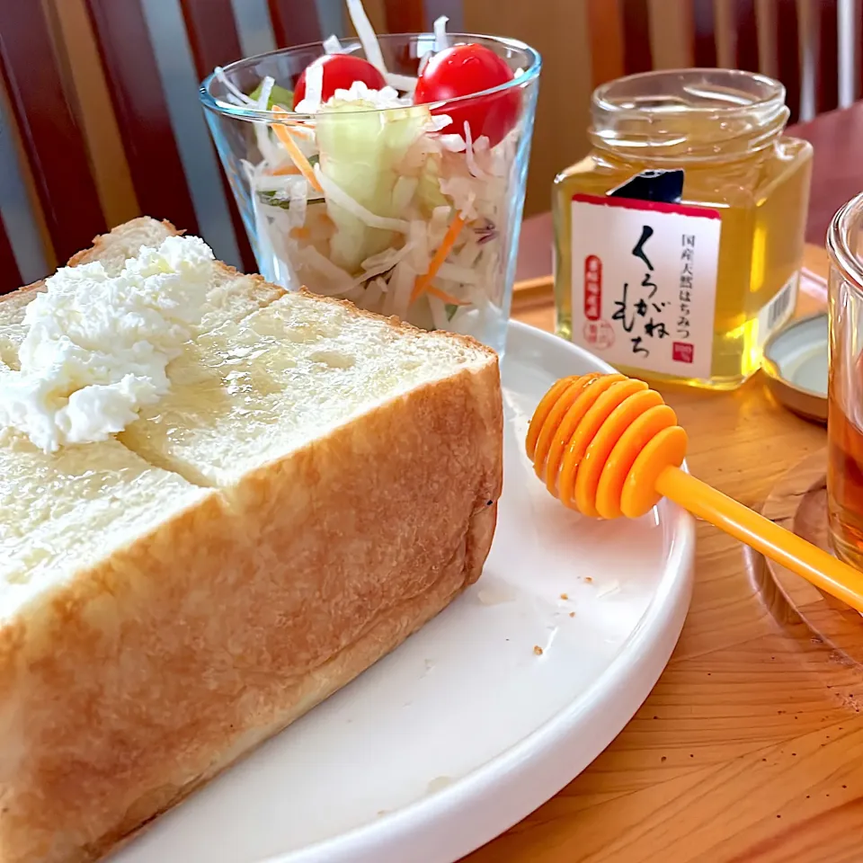 ふわふわ食パンで厚切りハチミツトースト🍞ホイップバターのせ|mokoさん