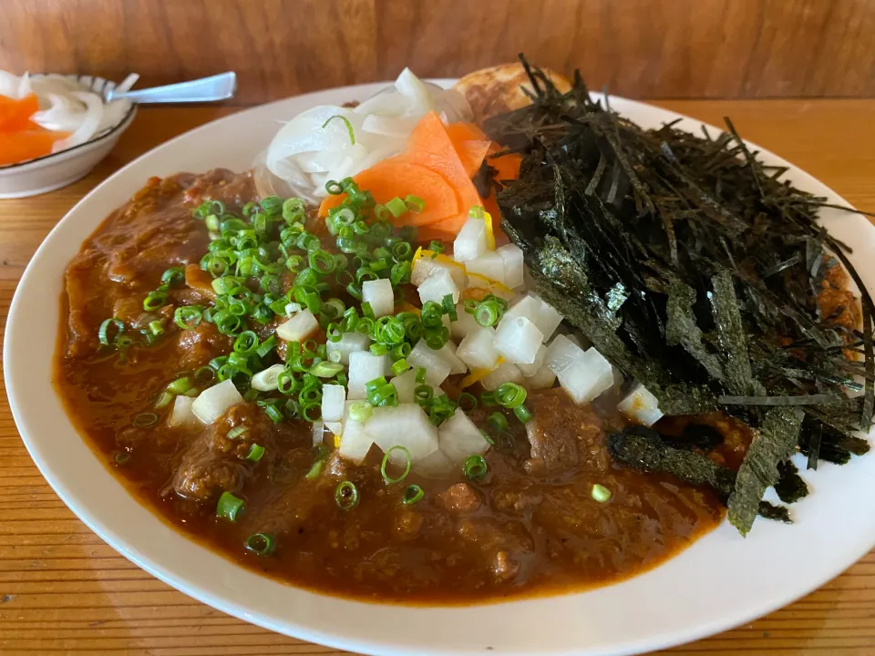 中辛肉ゴボウと極辛キーマクラシックのりだくのあいがけ🍛🔥味玉トッピング🥚ピクルスマシマシ🥒|buhizouさん