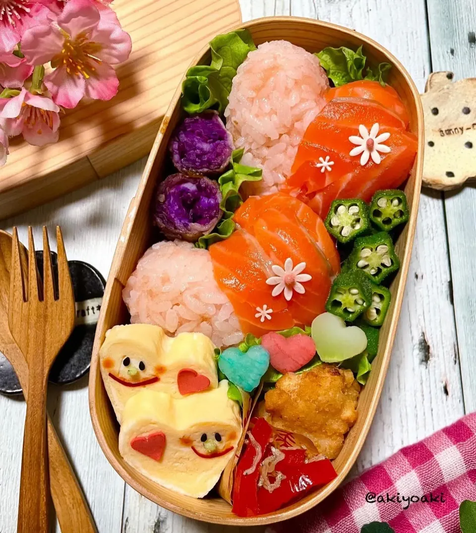 Snapdishの料理写真:サーモンと明太子のハートおにぎり弁当|Akiyoෆ¨̮⑅さん