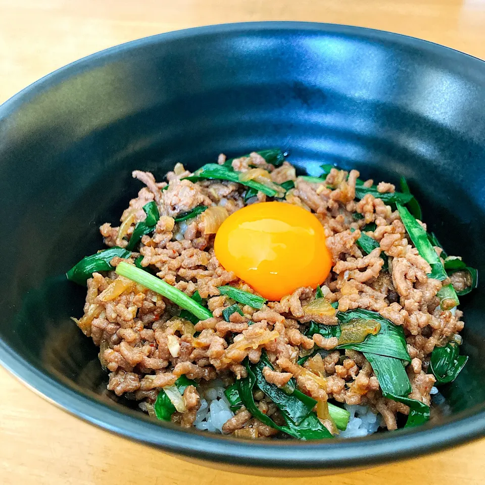 豚ひき肉とニラのスタミナ丼|しらたまさん