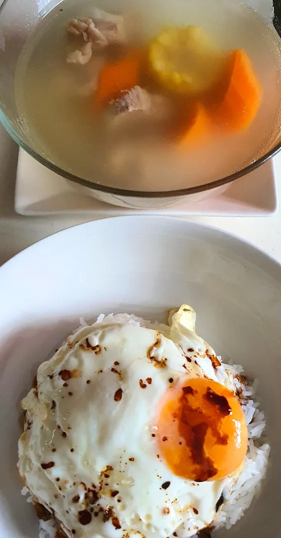 Today's Lunch Fried egg pork lard + steamed rice 
Soft bone pork soup 🌽 🥕 🤪💋💕😍🤤🥰👍💁‍♀️|🌷lynnlicious🌷さん