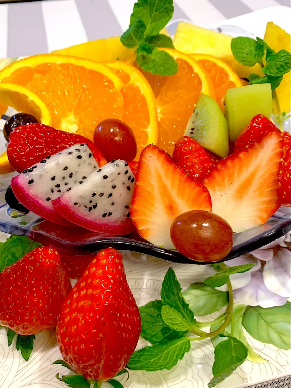 フルーツ盛り合わせ🍓🍊🍇🥝|シュトママさん