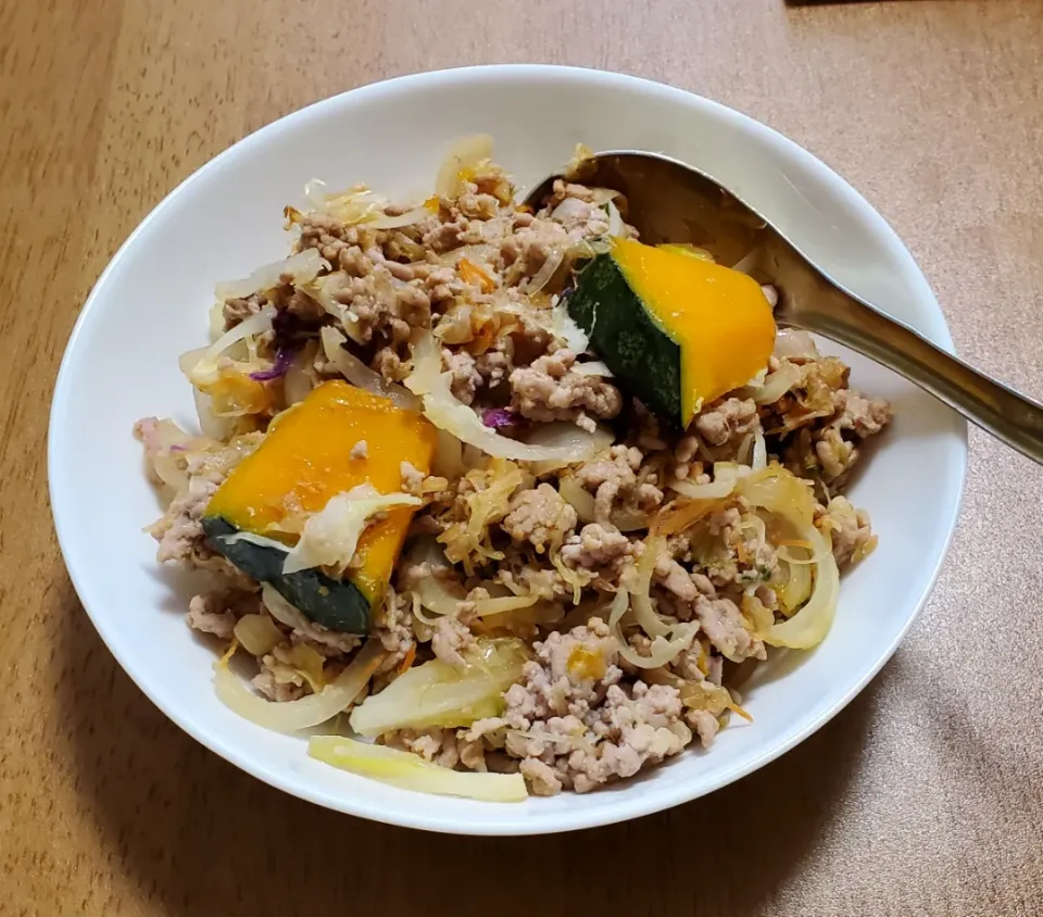 Snapdishの料理写真:豚挽き肉とかぼちゃと玉ねぎの味噌ぽん炒め|ナナさん