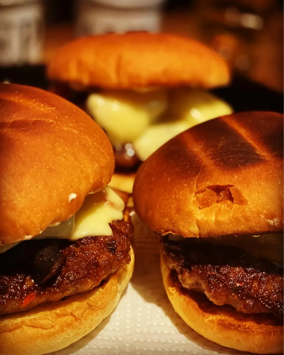 As Requested tonight 
Homemade Cheese & Bacon Quarter pounders with Daikon Salad with Caesar Dressing 
#quarterpounder
#cheeseburgers
#homecooking
#chefemanuel|Emanuel Hayashiさん