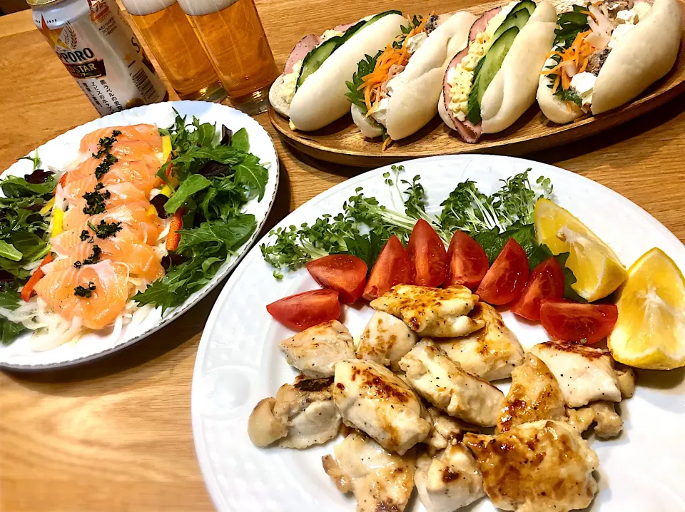 Snapdishの料理写真:ロールパンサンド２種（鯖の水煮のバインミー風・卵サンド風）　鶏むね肉の塩麹炒め　サーモンのカルパッチョ|じゅんさんさん