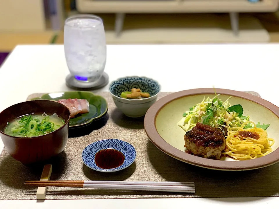 ばんごはん。和風ハンバーグ、小松菜の焼き浸し、ハマチの刺身、お味噌汁。|yukiさん