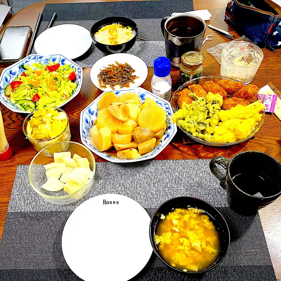 Snapdishの料理写真:大根と里芋の煮物、カキフライ、菜の花の天ぷら、姫筍の天ぷら、キャベツサラダ、お吸い物、常備菜、漬物|yakinasuさん