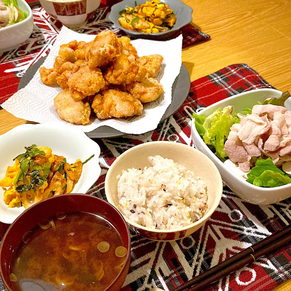 塩わさび唐揚げ、豚しゃぶサラダ、ニラ玉炒め、味噌汁|ツインうさぎさん