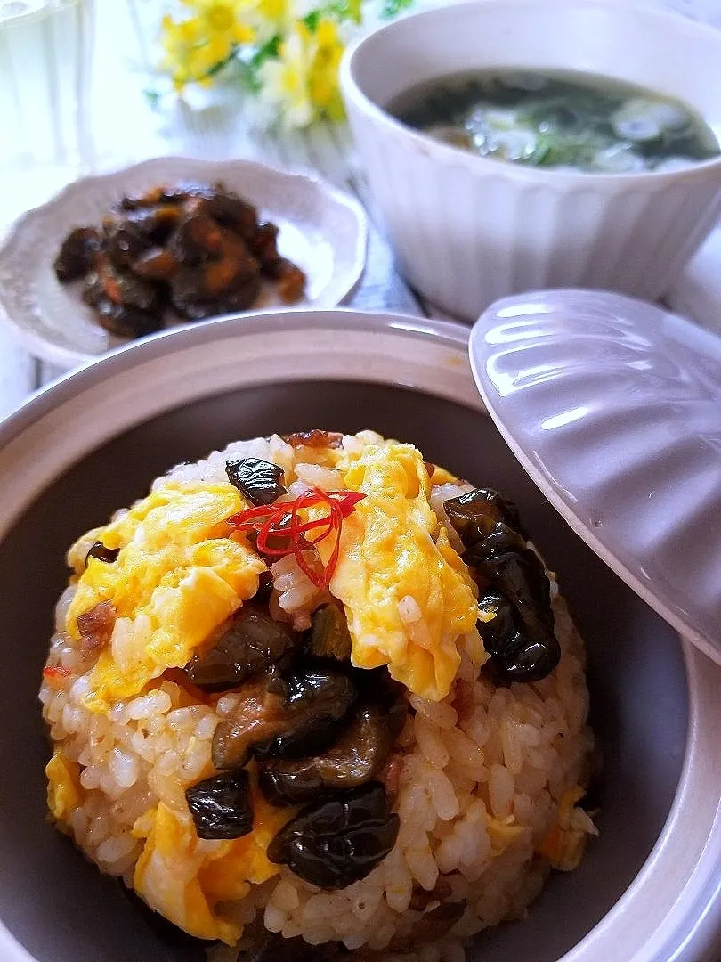 Snapdishの料理写真:キューちゃんごまラー油味入り炒飯
わかめスープ|sugar beansさん