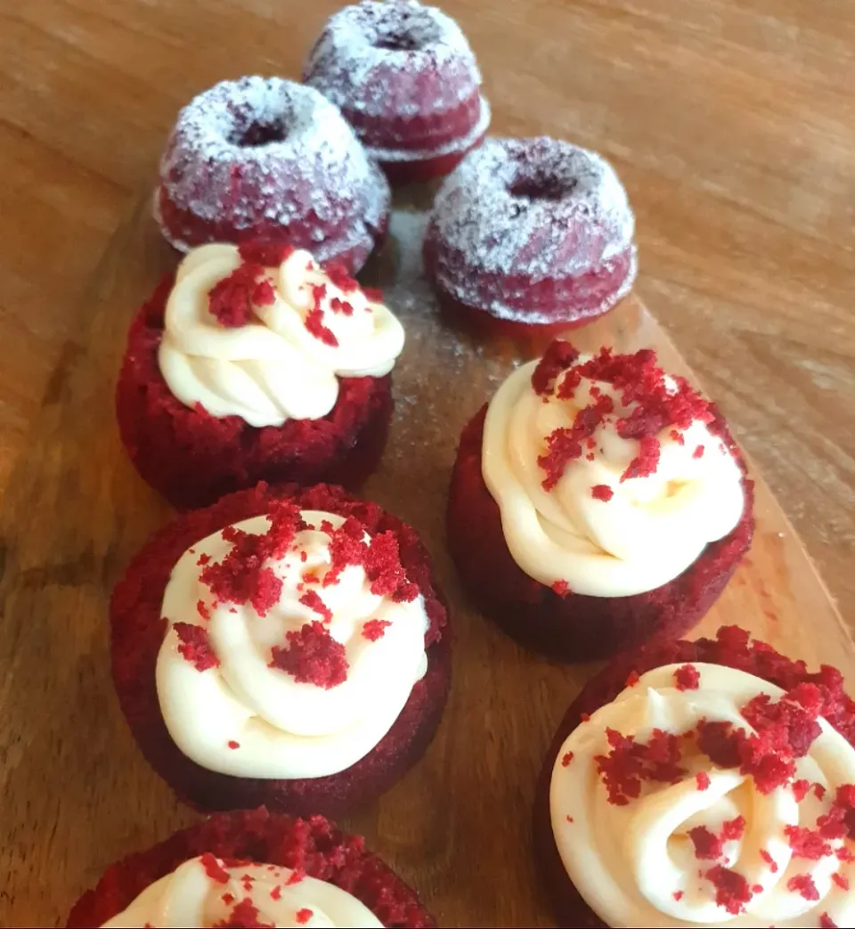 Happy Valentines Day. Red Velvet Mini Cakes|YCさん