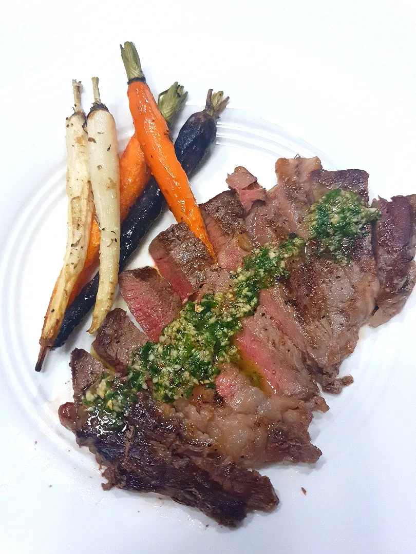 Steak amd roasted carrots with Chimicurri sauce|YCさん