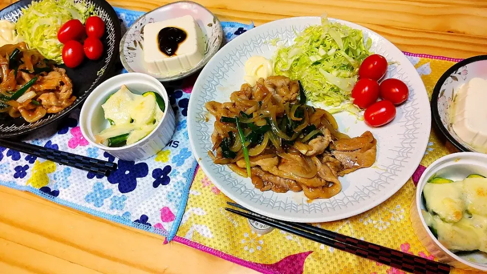 しょうが焼き
キャベツとトマト
冷奴
芽キャベツ チーズ焼き|ひろゴーヤさん