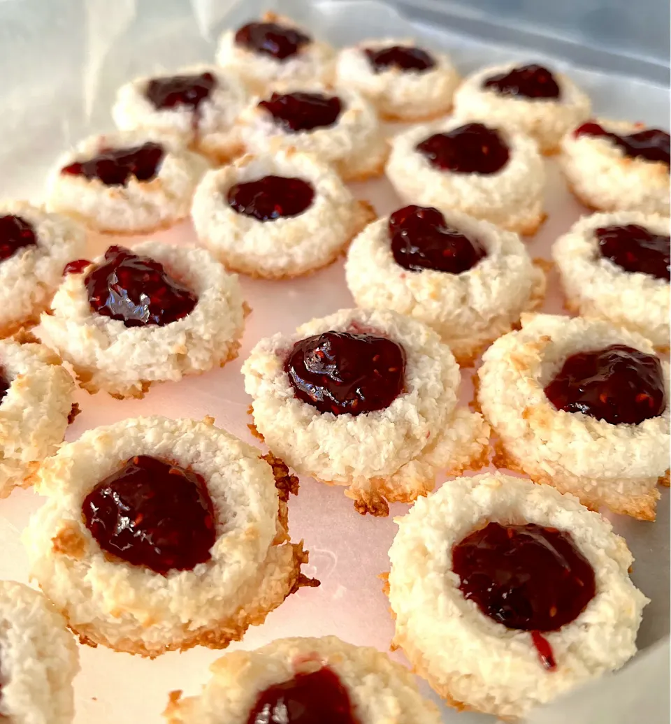 Coconut macaroon thumbprints with raspberry jam|Dean M Rogersさん