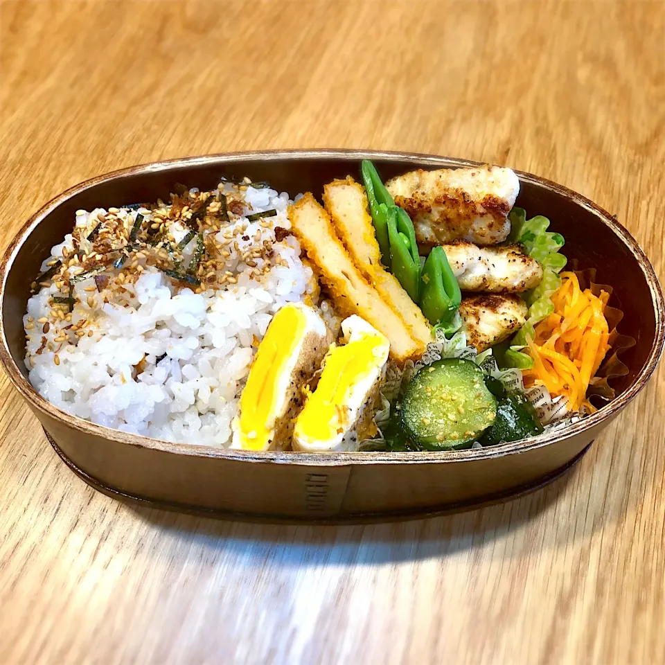 サラ弁　　　　　　　　　　　　　　　　　鶏むね肉塩唐揚げ　胡瓜和物　人参マリネ  目玉焼き　魚ロッケ|じゅんさんさん