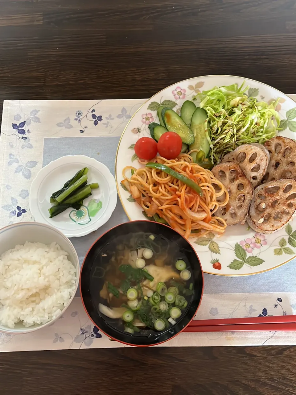 昨日の残りのハンバーグのタネで蓮根ハンバーグ✨少しボリューミーな朝食‼️お昼前から水泳に行きます🏊‍♀️|tamemitiさん