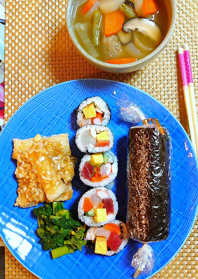 Snapdishの料理写真:恵方巻と野菜いっぱいお味噌汁で夕ご飯🍴|ポチさん