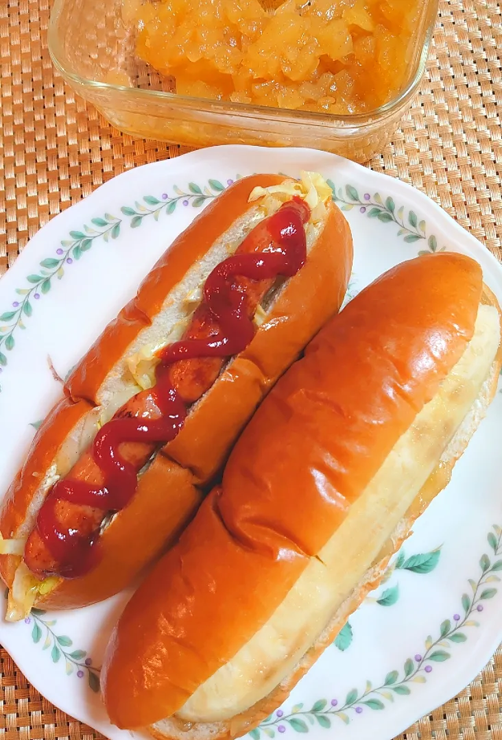 ホットドック(キャベツとウインナー
、バナナとリンゴジャム)で朝ご飯🌅|ポチさん