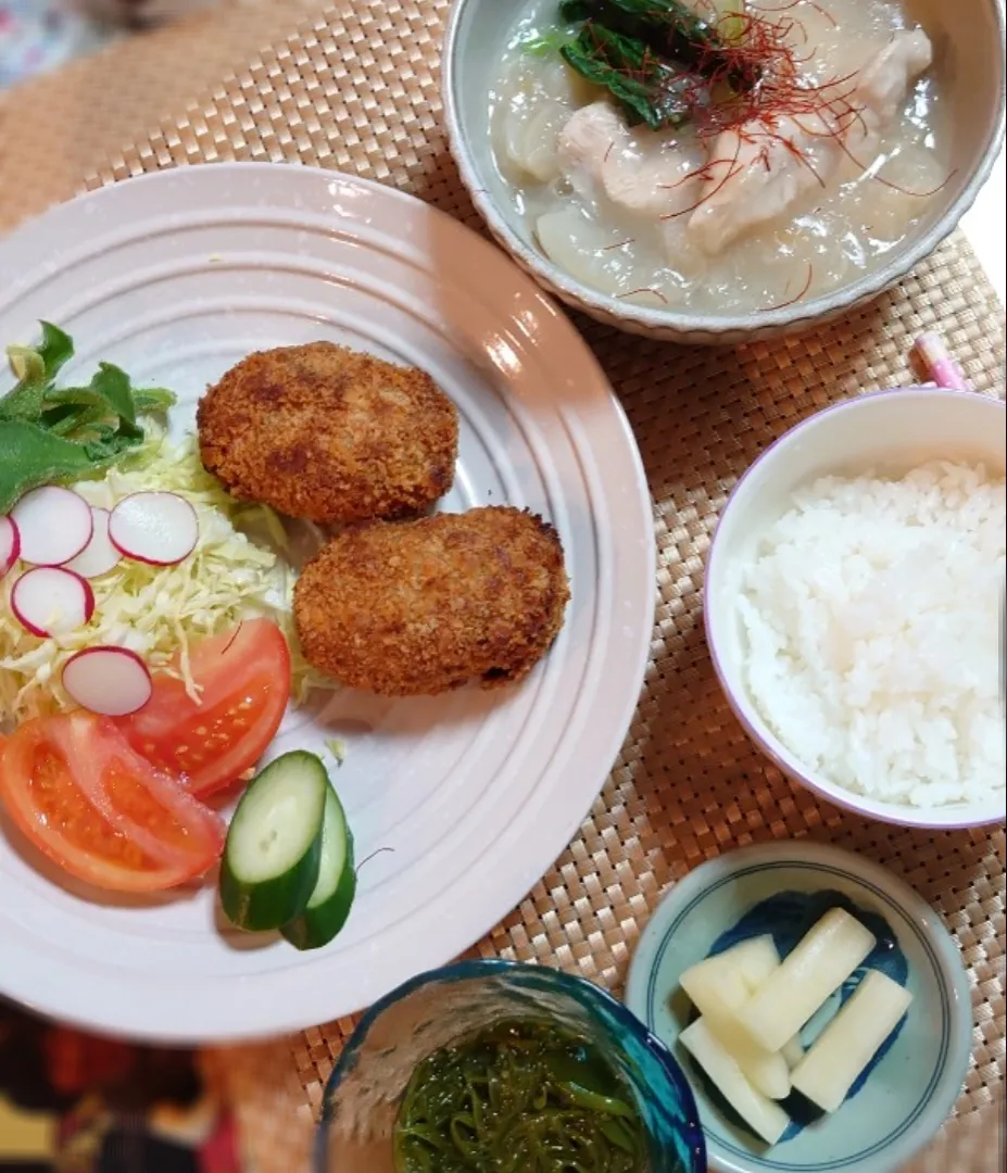 薄切り牛ロースでボテトコロッケで夕ご飯🍴|ポチさん