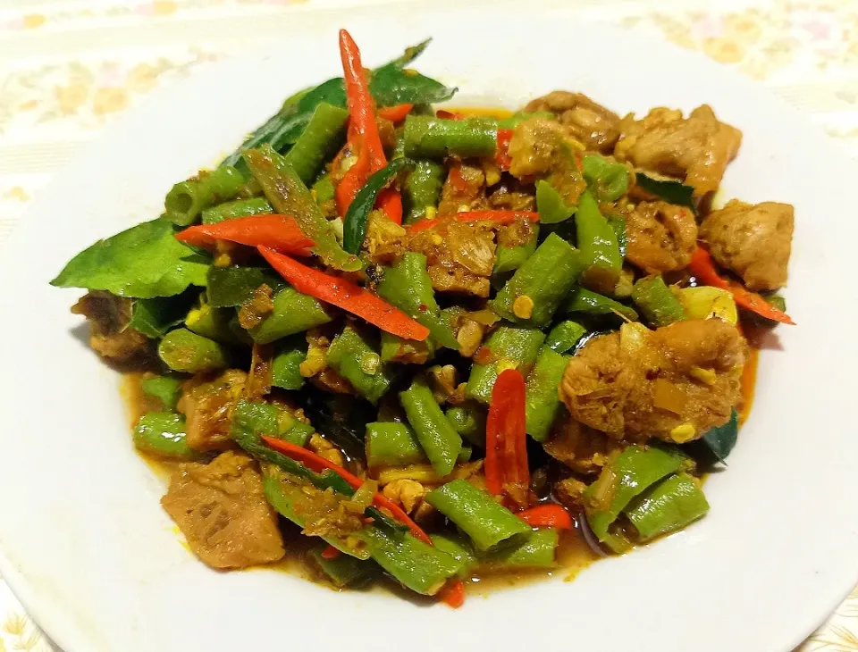 Spicy Stir Fried Chicken with Long Beans|🌿Veerapan Mu🌿さん