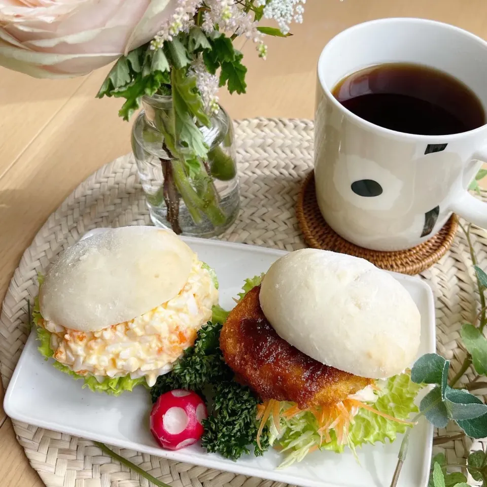 Snapdishの料理写真:2/15❤︎ひれかつサンドとたまごサラダサンド🌱✨　
〈サンド具材〉
・豆腐パン（手作りパン）
・ひれかつ
・たまごサラダ
・フリルレタス.キャベツ.人参|Makinsさん