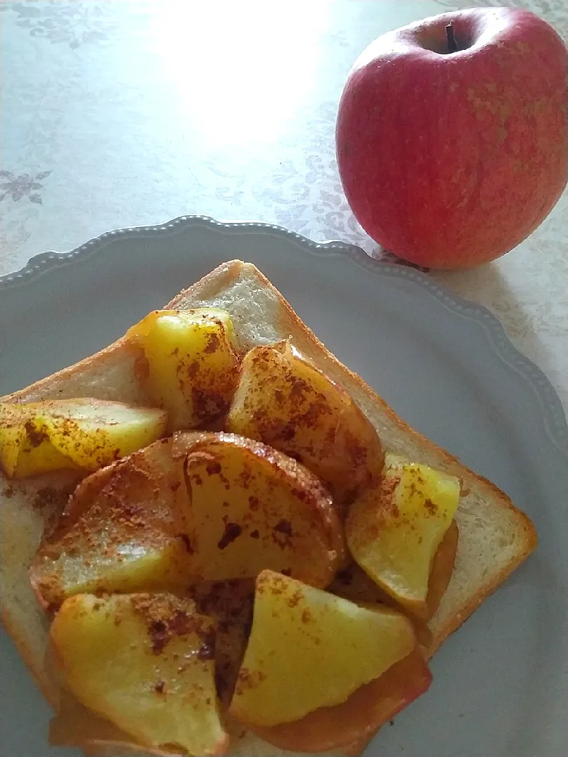 Snapdishの料理写真:☆今日の朝ごはん☆　アップルシナモントースト|hamamaさん