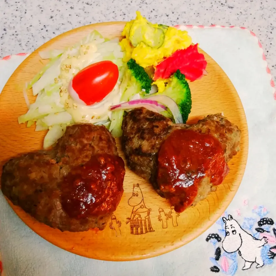 Snapdishの料理写真:ハート型ハンバーグ❤️|naonaomimichanさん