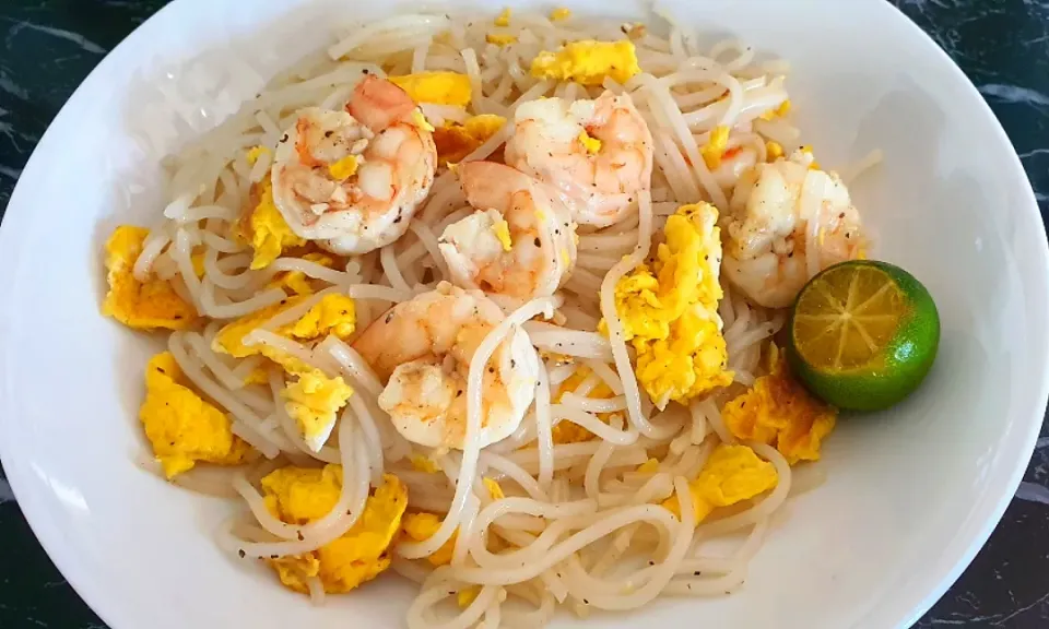 Yummy Stir fry noodles with prawns + eggs + lime  😋🤤💁‍♀️💕💋👍|🌷lynnlicious🌷さん